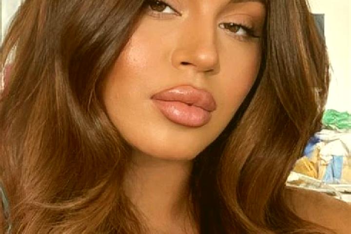 Sadie, 31, a auburn brown-eyed latina companion based in Vampolieri l. Offering Erotic Massage, Fetish, Striptease. Available for incall and outcall, overnig...