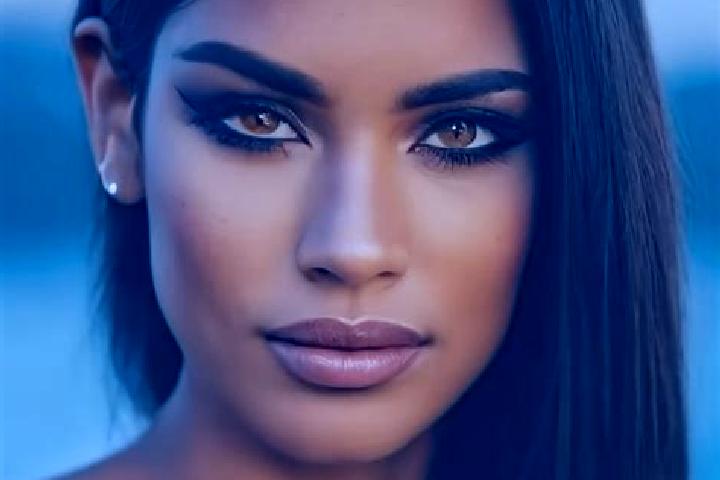 Sadie, 32, a dark blonde green-eyed latina companion based in Martin nad Zitavou. Offering Erotic Massage, Striptease, GFE. Available for incall and outcall,...
