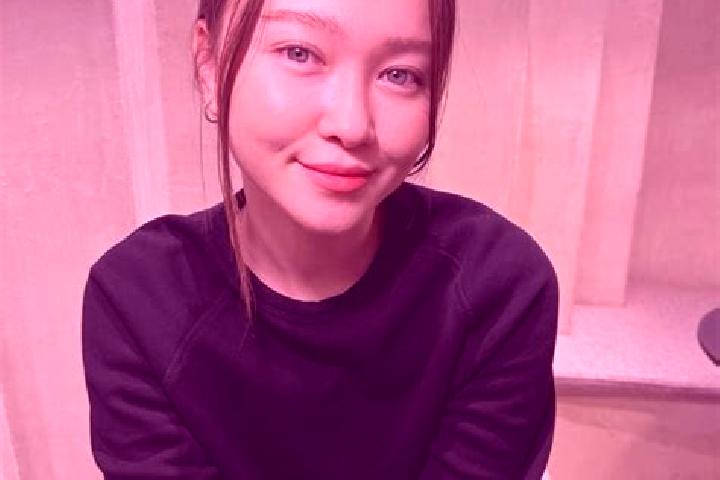 Sadie, 33, a dark blonde blue-eyed asian companion based in Montecorto. Offering GFE, Massage, Dinner Date. Available for incall and outcall, day and evening...