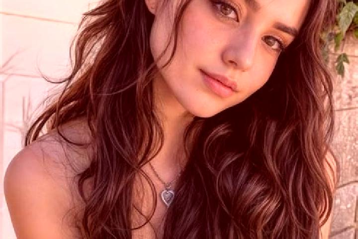 Scarlett, 20, a auburn hazel-eyed caribbean companion based in Jannali. Offering BDSM, OWO, CIM, Duos. Available for incall and outcall, day and evening dates.