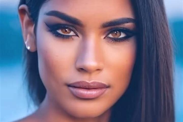 Scarlett, 22, a auburn brown-eyed latina companion based in Tongaat Beach. Offering CIM, Dinner Date, BDSM. Available for incall and outcall, day and evening...