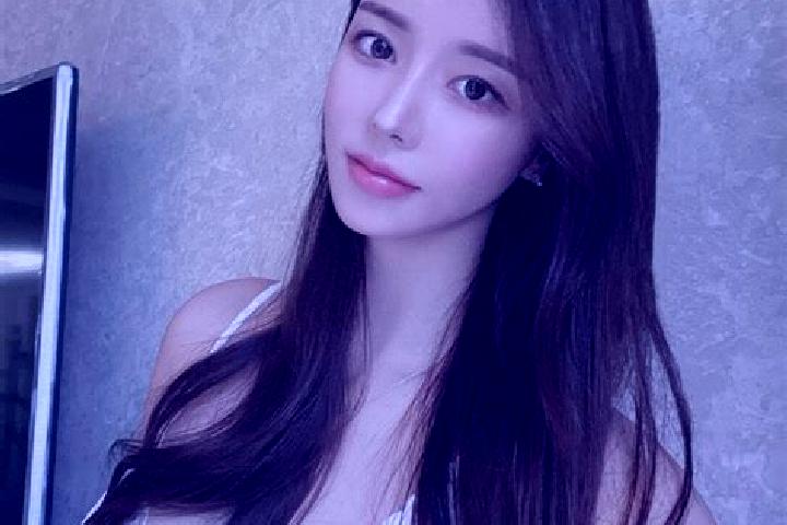 Scarlett, 22 — Escort in Huangshanguan, China