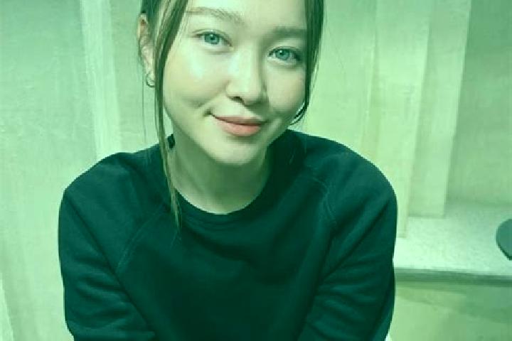 Scarlett, 23, a red blue-eyed asian companion based in Cidelandia. Offering Party Girl, Duos, Tantra, Dinner Date. Available for incall and outcall, day and ...