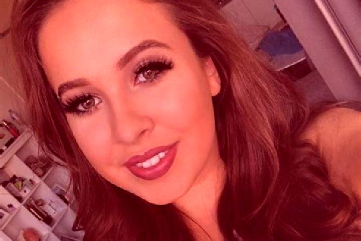 Scarlett, 23, a red green-eyed latina companion based in Marseille Vauban. Offering Striptease, Duos, Massage, Domination. Available for incall and outcall, ...