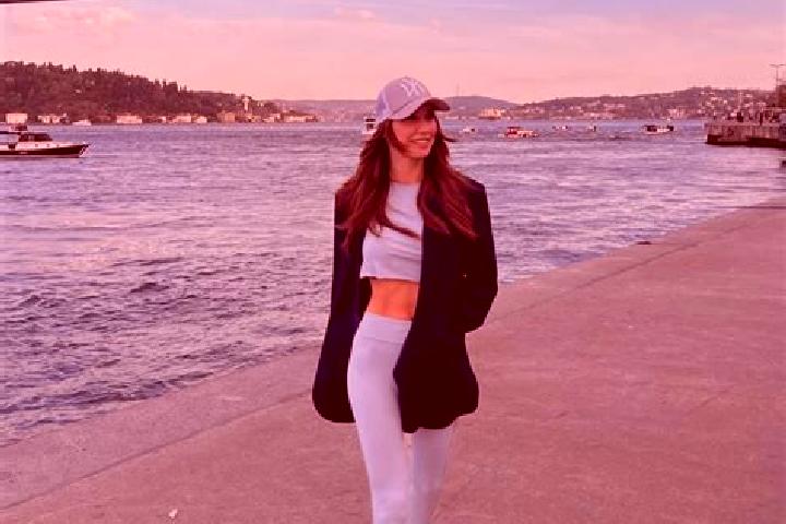 Scarlett, 23 — Escort in Kiratli, Turkey