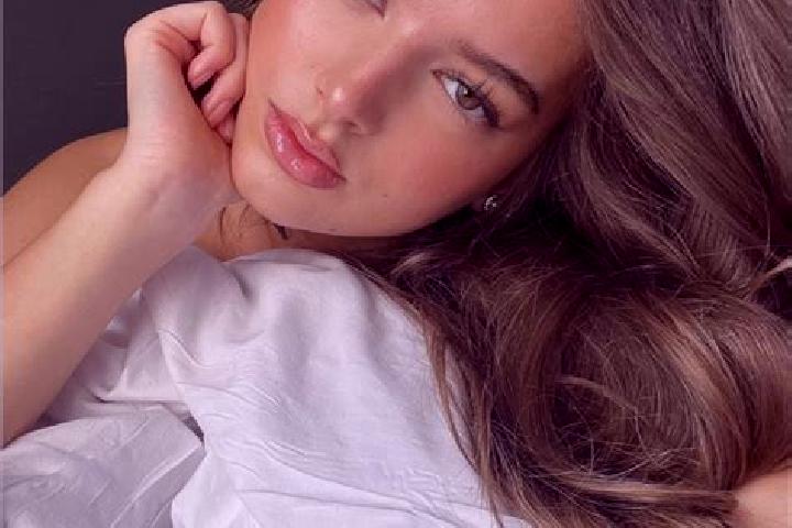 Scarlett, 24, a chestnut blue-eyed latina companion based in Grude-Fushe. Offering 69, Erotic Massage, Massage. Available for incall and outcall, overnight b...