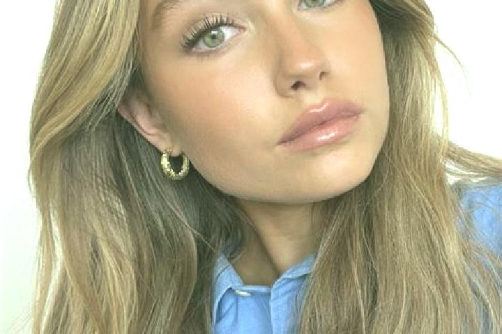 Scarlett, 24, a dark blonde green-eyed caribbean companion based in Paslek. Offering Striptease, Overnight, Prostate Massage, BDSM, Tantra. Available for inc...