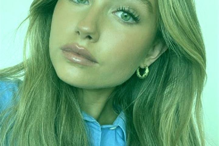 Scarlett, 24, a dark blonde green-eyed mediterranean companion based in De Doornakkers. Offering Tantra, Fetish, Travel Companion. Available for incall and o...