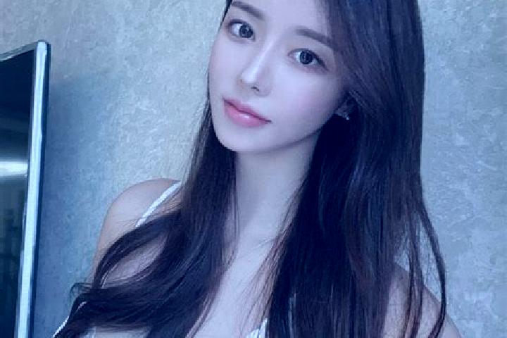 Scarlett, 26 — Escort in Huaqingbei, China