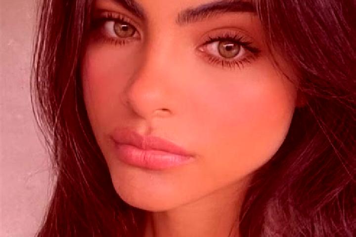 Scarlett, 27, a brunette green-eyed mediterranean companion based in Prezletice. Offering Erotic Massage, Girlfriend Experience, Overnight. Available for inc...