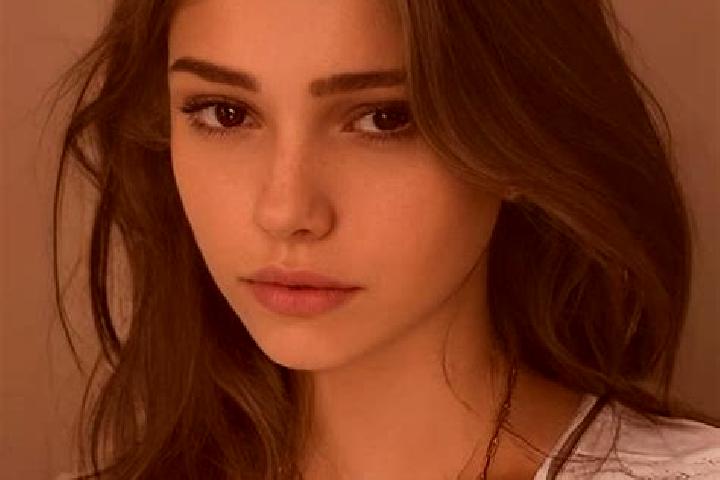 Scarlett, 27, a chestnut grey-eyed slavic companion based in Primeiro de Maio. Offering BDSM, OWO, Fetish, Roleplay. Available for incall and outcall, day an...