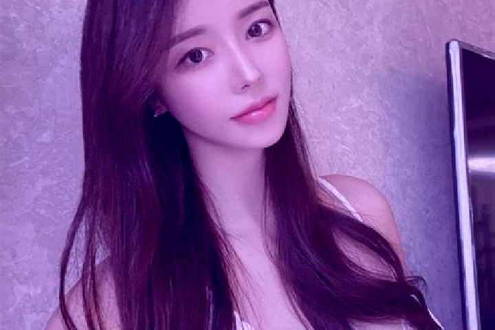 Scarlett, 27 — Escort in Ayvalibag, Turkey