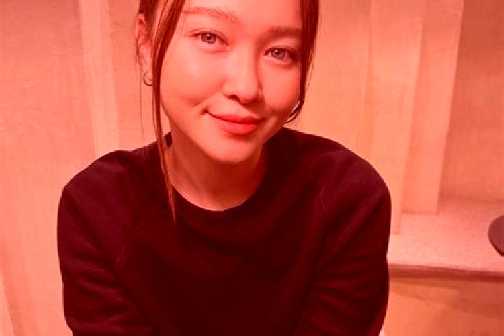 Scarlett, 28, a auburn blue-eyed asian companion based in Firmat. Offering Roleplay, Dinner Date. Available for incall and outcall, day and evening dates.
