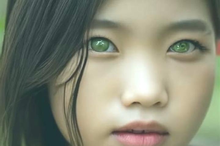 Scarlett, 28, a red green-eyed asian companion based in Buluh Kasap. Offering Striptease, Travel Companion, BDSM. Available for incall and outcall, overnight...
