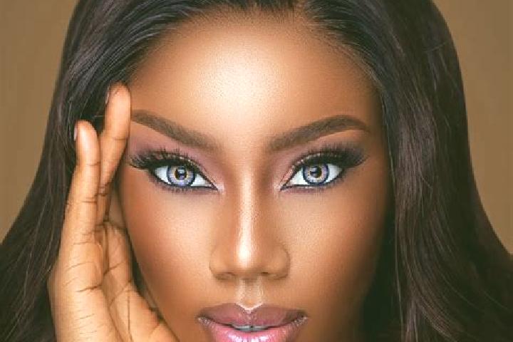 Scarlett, 32, a black blue-eyed ebony companion based in Borgentreich. Offering Dinner Date, BDSM, Duos. Available for incall and outcall, day and evening da...