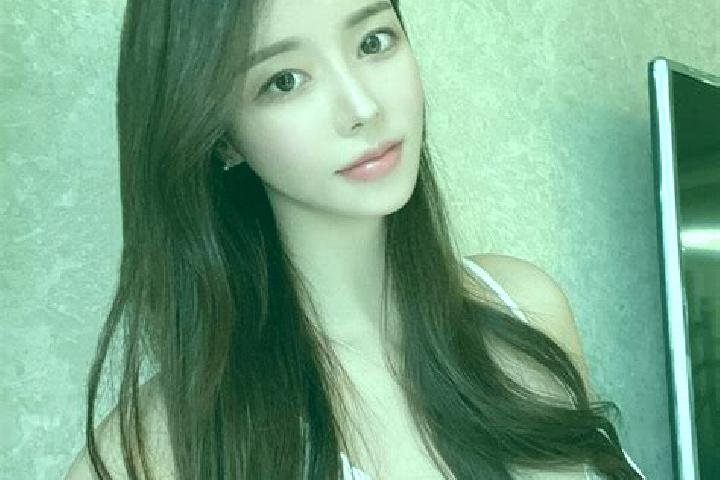 Scarlett, 32 — Escort in Zhenwen, China