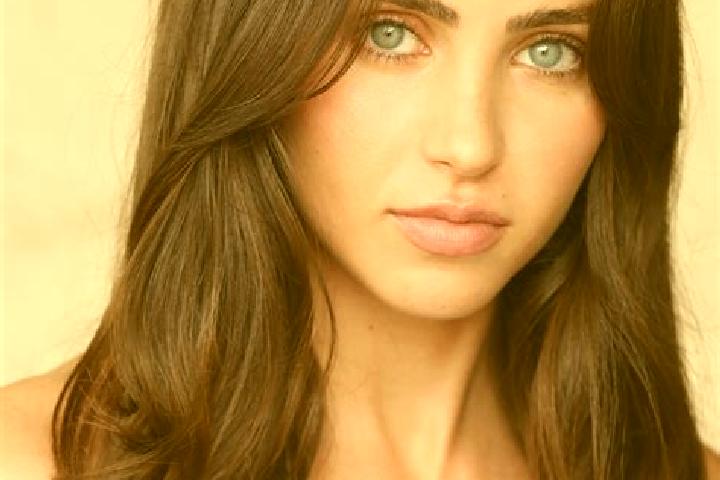 Scarlett, 33, a brunette blue-eyed mixed companion based in Sori. Offering CIM, A-Level, OWO. Available for incall and outcall, day and evening dates.