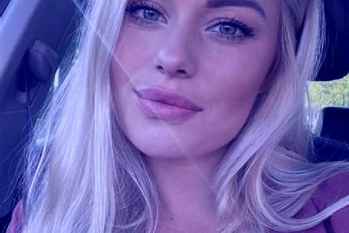 Scarlett, 34, a blonde hazel-eyed caucasian companion based in Bratovshchina. Offering Massage, Domination, Roleplay, Fetish. Available for incall and outcal...