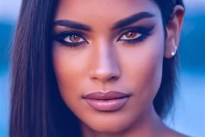 Scarlett, 34, a chestnut amber-eyed latina companion based in San Damian. Offering Striptease, Overnight, Erotic Massage. Available for incall and outcall, o...