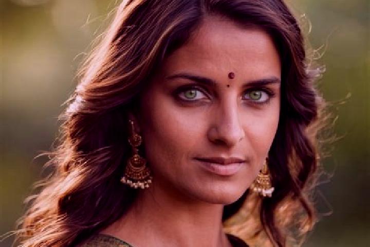 Scarlett, 35, a chestnut green-eyed indian companion based in Tyukod. Offering Dinner Date, CIM, Tantra, Couples. Available for incall and outcall, day and e...