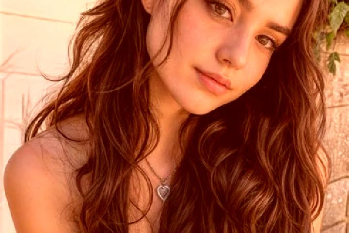 Scarlett, 39, a auburn hazel-eyed mediterranean companion based in Belfast. Offering 69, Deep French Kissing, CIM, Dinner Date. Available for incall and outc...