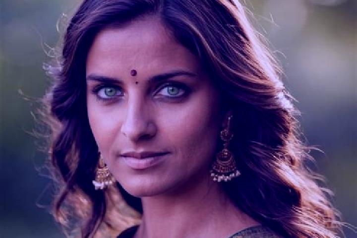 Scarlett, 39, a red green-eyed indian companion based in Manshiyat al Qanatir. Offering Overnight, Roleplay, OWO. Available for incall and outcall, day and e...