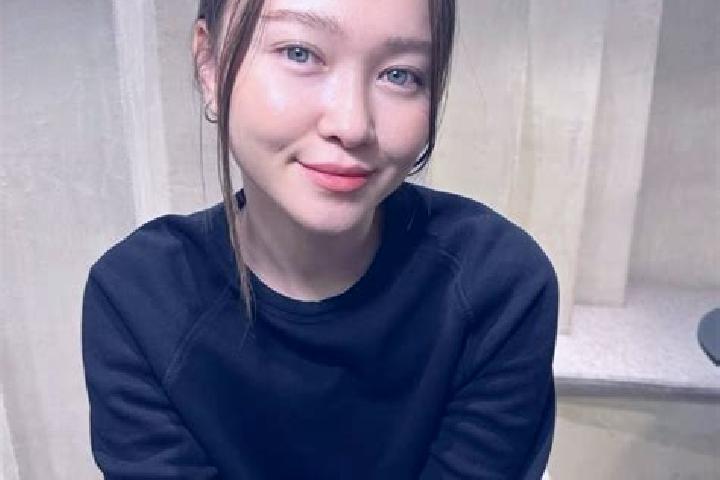 Sienna, 21, a auburn blue-eyed asian companion based in Parkway Village. Offering Massage, OWO, GFE, Dinner Date. Available for incall and outcall, day and e...