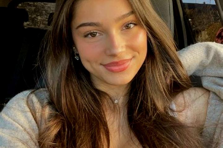 Sienna, 21, a brunette green-eyed caucasian companion based in Hunzel. Offering Party Girl, Girlfriend Experience, A-Level, Erotic Massage. Available for inc...