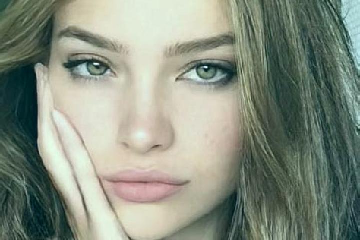 Sienna, 27, a brunette green-eyed european companion based in Petermann. Offering Massage, Deep French Kissing, Tantra. Available for incall and outcall, day...