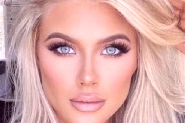 Sienna, 27, a platinum blonde hazel-eyed ebony companion based in Vina del Mar. Offering BDSM, Tantra, Striptease, Couples, Prostate Massage. Available for i...