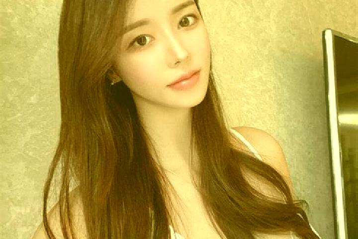 Sienna, 27 — Escort in Huangshaling, China