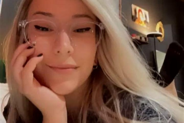 Sienna, 28, a blonde amber-eyed slavic companion based in San Benedetto Val di Sambro. Offering Couples, BDSM, 69, Girlfriend Experience. Available for incal...