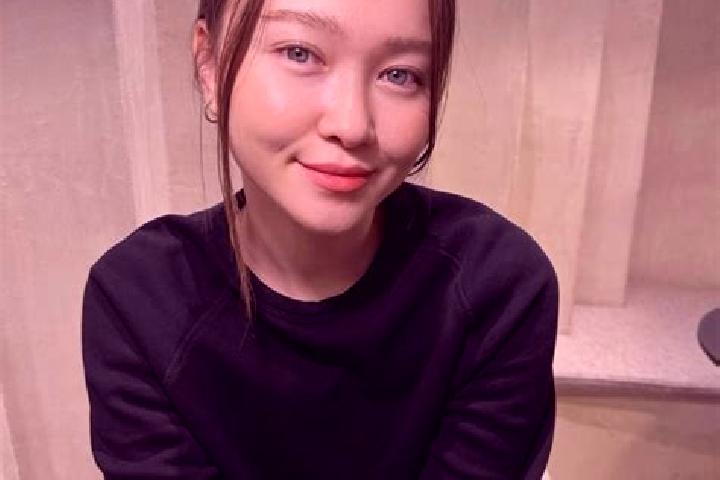 Sienna, 32, a auburn blue-eyed asian companion based in Royston. Offering Party Girl, Erotic Massage. Available for incall and outcall, day and evening dates.