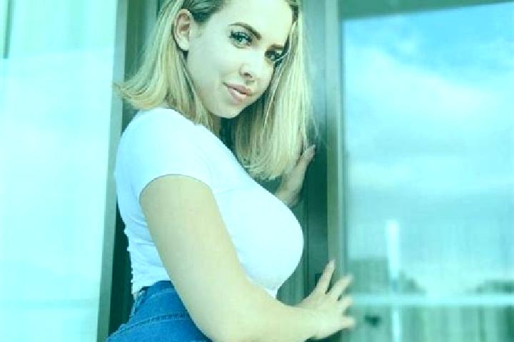 Sienna, 32, a blonde amber-eyed latina companion based in Moron de la Frontera. Offering Party Girl, Erotic Massage, Duos, Fetish. Available for incall and o...