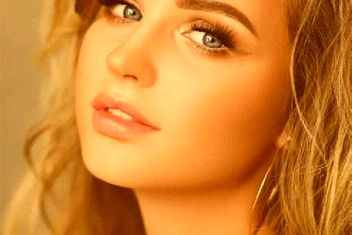 Sienna, 32, a dark blonde blue-eyed mediterranean companion based in Vaux-sur-Mer. Offering Striptease, A-Level, Couples, Dinner Date. Available for incall a...