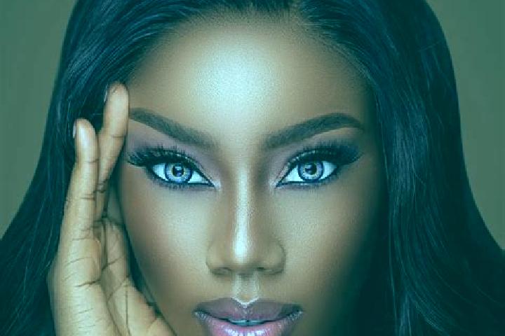 Sienna, 32, a red blue-eyed ebony companion based in Barbezieux-Saint-Hilaire. Offering Tantra, Erotic Massage, Roleplay. Available for incall and outcall, d...
