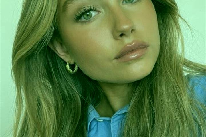 Sofia, 34, a dark blonde green-eyed mediterranean companion based in Rome. Offering Erotic Massage, Girlfriend Experience, Roleplay, Prostate Massage. Availa...