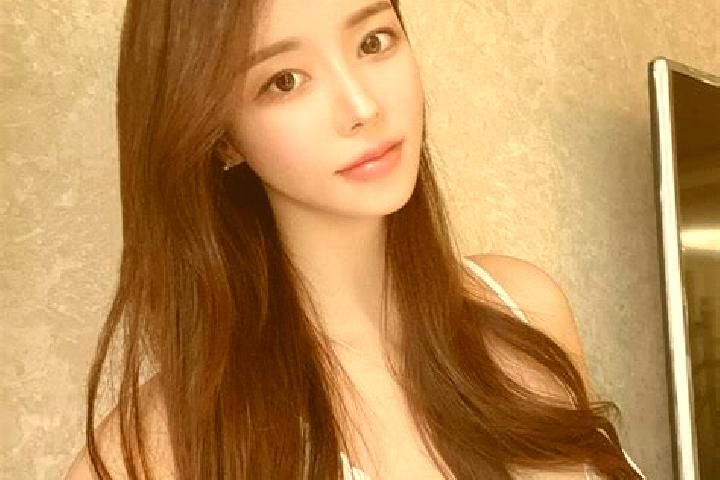 Sofia, 38 — Escort in Zhuangbu, China