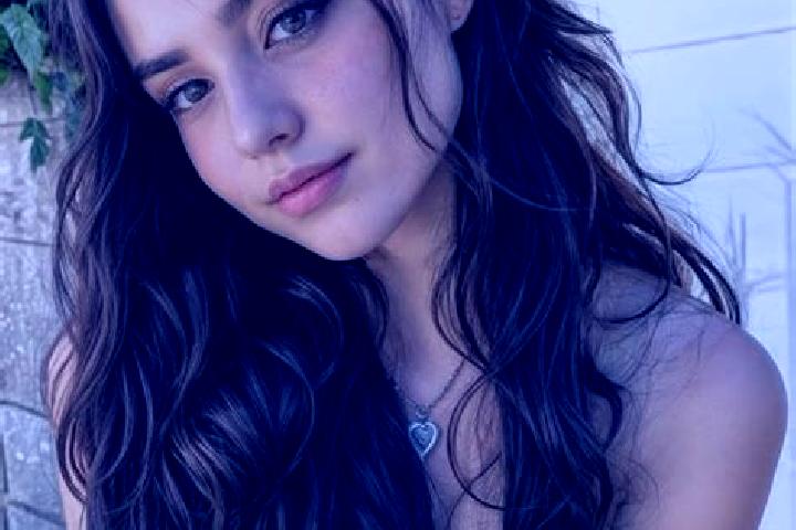Sofia, 39, a auburn amber-eyed middle eastern companion based in Hosin. Offering Dinner Date, Tantra, Erotic Massage. Available for incall and outcall, overn...