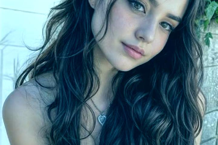 Sophia, 20, a auburn hazel-eyed caucasian companion based in Pouilloux. Offering 69, Dinner Date, Tantra, Party Girl. Available for incall and outcall, overn...