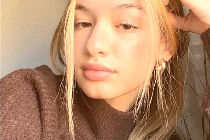 Sophia, 21, a blonde brown-eyed latina companion based in Pommeret. Offering Travel Companion, Overnight, Erotic Massage, CIM. Available for incall and outca...