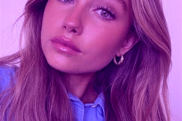 Sophia, 21, a dark blonde green-eyed european companion based in Ea Po. Offering Erotic Massage, Fetish, A-Level, Party Girl. Available for incall and outcal...