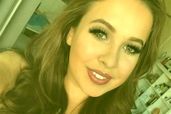 Sophia, 33, a red grey-eyed middle eastern companion based in La Tour-Saint-Gelin. Offering Massage, BDSM, Prostate Massage, Domination, Party Girl. Availabl...