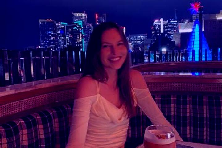 Sophia, 35, a red grey-eyed asian companion based in Sparks. Offering Erotic Massage, Party Girl, Dinner Date, Domination. Available for incall and outcall, ...