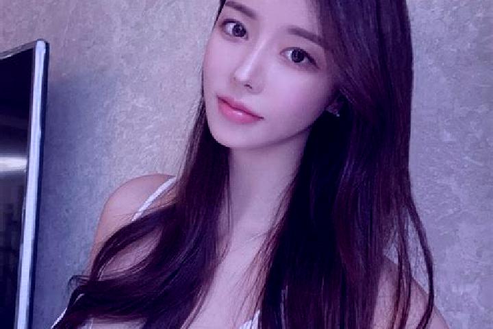 Sophia, 38 — Escort in Caomiao, China