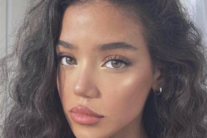 Stella, 22, a black brown-eyed european companion based in Baru. Offering Duos, Overnight, Dinner Date. Available for incall and outcall, day and evening dates.