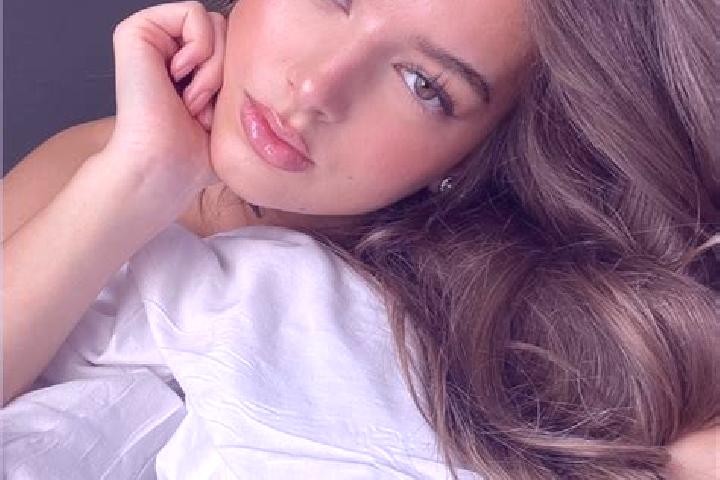 Stella, 22, a chestnut hazel-eyed latina companion based in Heeswijk. Offering Couples, Striptease, Deep French Kissing, OWO. Available for incall and outcal...
