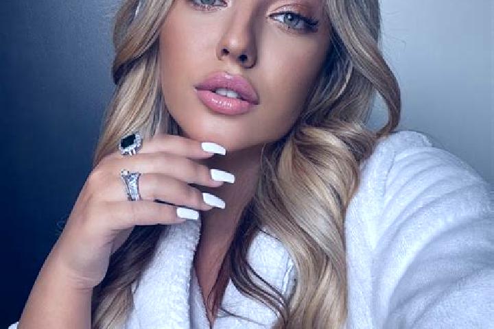 Stella, 24, a blonde grey-eyed latina companion based in Botesti. Offering Travel Companion, Overnight. Available for incall and outcall, day and evening dates.