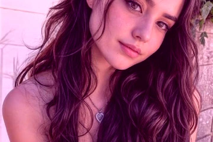 Stella, 25, a brunette hazel-eyed mediterranean companion based in Carpinis. Offering Dinner Date, Prostate Massage, GFE, Domination, Travel Companion. Avail...