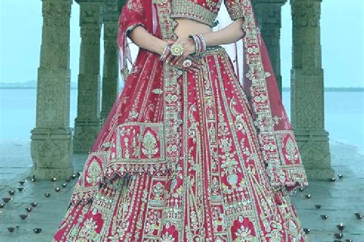 Stella, 25 — Escort in Red, India